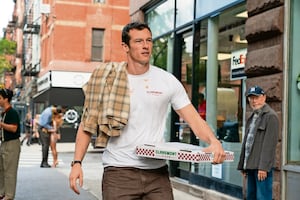 Callum Turner explora en el amor a contrarreloj