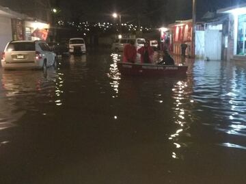 Con lanchas, auxilian a habitantes de Ixtapaluca por anegaciones