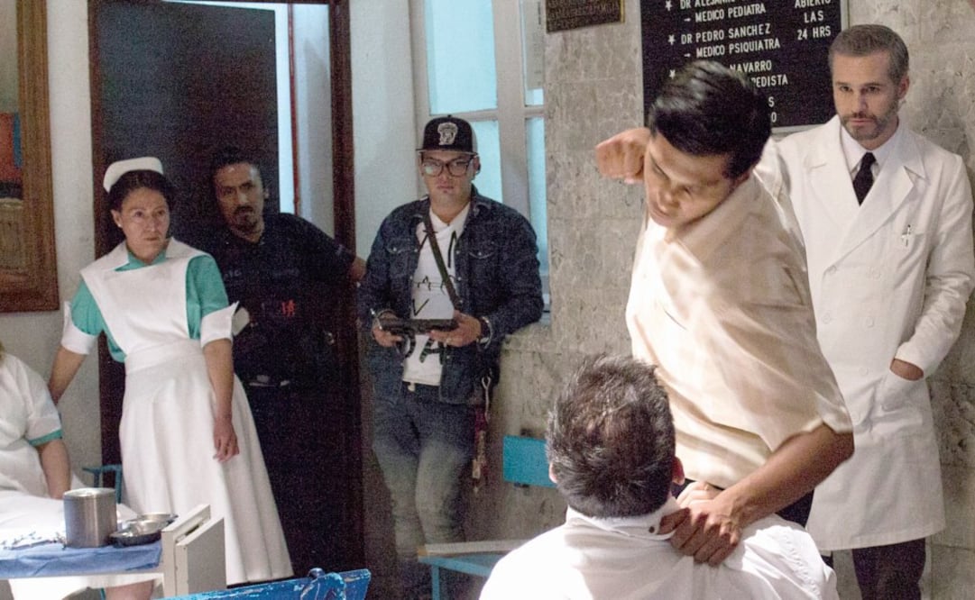 Un paciente se pone enérgico y Alejandro Muñoz (Huerta) entra a golpearlo. Foto: ARIEL MARTÍNEZ / EL UNIVERSAL 