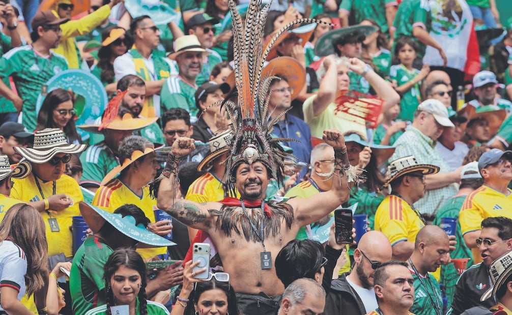 La afición no perdió la oportunidad para portar aspectos de las raíces mexicanas. Foto: Luis Camacho/ EL UNIVERSAL