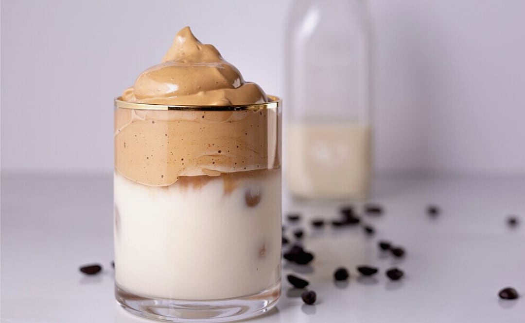 Un buen café, un toque de crema de whisky y la compañía adecuada son suficientes para redefinir la experiencia de primavera. Foto: Pixabay