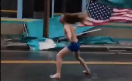 ​Hombre desafía la fuerza del huracán Florence en boxers y con la bandera de EU