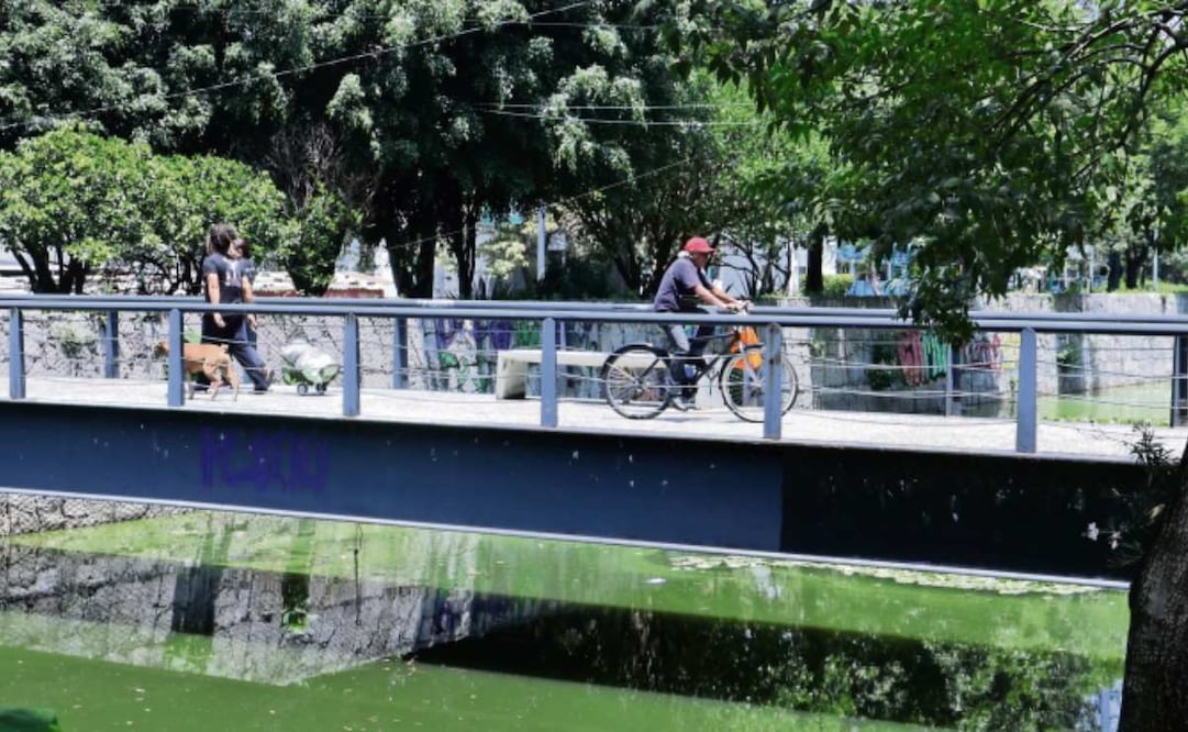 En las mañanas es común ver a vecinos y deportistas pasar y hacer uso del Canal Nacional, en los límites de las alcaldías Coyoacán e Iztapalapa.