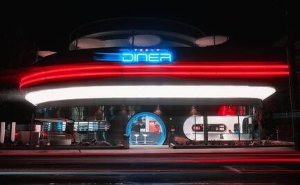 ¿Cuánto cuesta comer en Tesla Diner, el restaurante de Elon Musk?