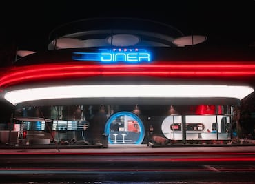 ¿Cuánto cuesta comer en Tesla Diner, el restaurante de Elon Musk?