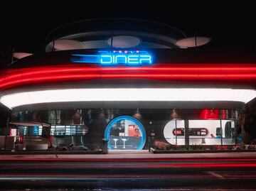 ¿Cuánto cuesta comer en Tesla Diner, el restaurante de Elon Musk?