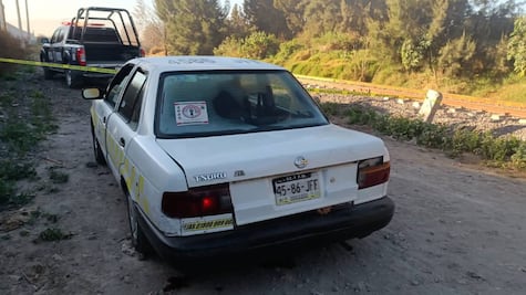 Hallan 4 cuerpos en un taxi en Valle de Chalco; presentaban disparos de arma 