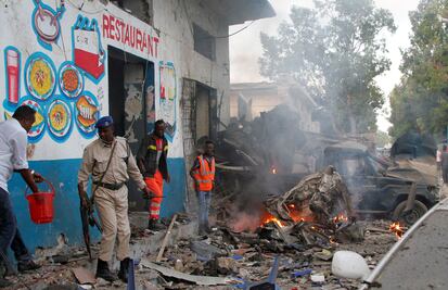 Suman 23 muertos por coches bomba en capital de Somalia