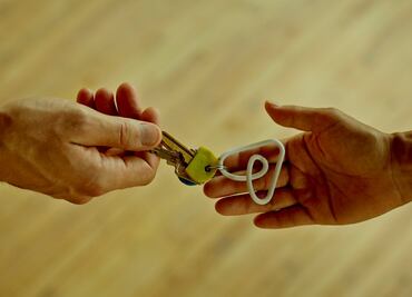 España sancionará a Airbnb por publicidad ilícita de alojamientos turísticos; el país vive una crisis de vivienda