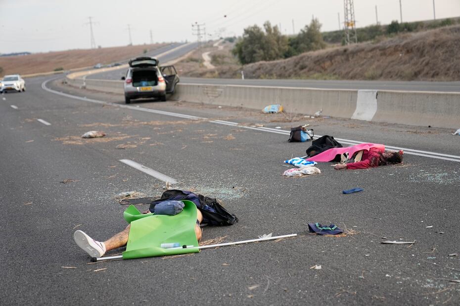 Palestinos armados yacen en la carretera cerca de Sderot, Israel, el sábado 7 de octubre de 2023. Foto: AP