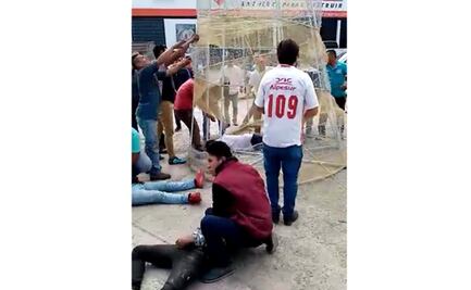 Intentan quitar árbol de Navidad en Chiapas y acaban 3 electrocutados