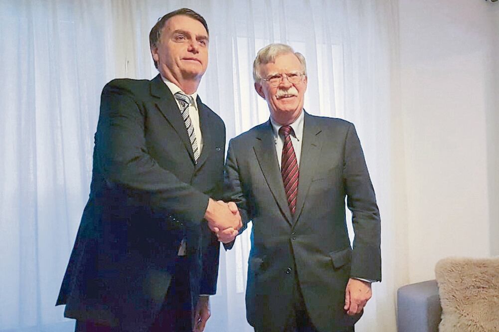 Cercanía. El presidente electo de Brasil, Jair Bolsonaro, durante su reunión de ayer con el asesor de Seguridad Nacional de EU, John Bolton. (AP)