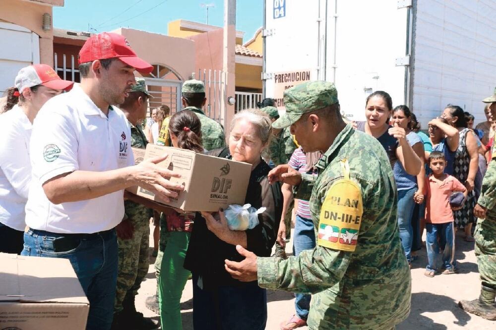 Elementos del Ejército y brigadas de jóvenes repartieron alimentos, cobijas y kits de limpieza en comunidades de los municipios de Ahome y El Fuerte que aún presentan problemas de inundaciones. CORTESÍA GOBIERNO DE SINALOA