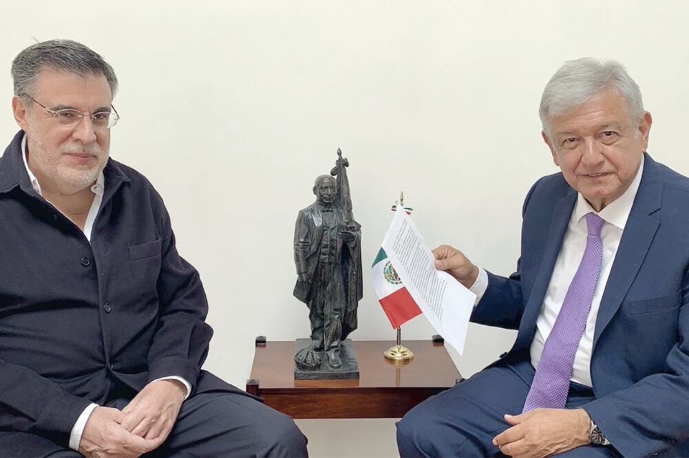 En un video en el que aparece acompañado de su asesor jurídico, Julio Scherer, Andrés Manuel López Obrador afirmó que en muy poco tiempo México va a ser de los países con más honestidad en el mundo. (TOMADA DE TWITTER)