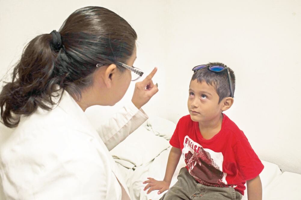 Emanuel Sebastián, de cinco años, es una de las víctimas de la epidemia de conjuntivitis, su madre lo llevó al médico, donde les dieron instrucciones de cómo cuidarse para sanar pronto y ayudar a no contagiar a otros (CUAUHTÉMOC MORENO. EL UNIVERSAL)