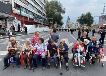 Personas desalojadas de edificio en Centro Histórico bloquean Eje Central; desde hace años no pagaban la renta