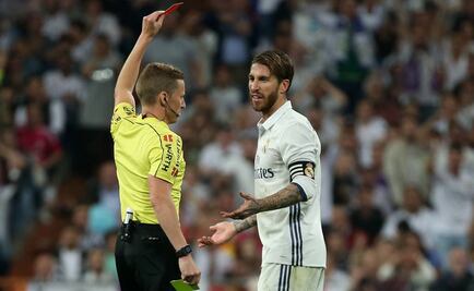 El árbitro del clásico se llevó la playera de Ramos