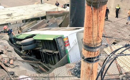 Vuelca microbús y cae sobre viviendas en Periférico