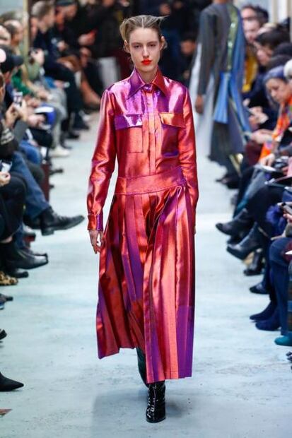 Tendencia holográfica, la obsesión de este otoño que arrasa en las pasarelas