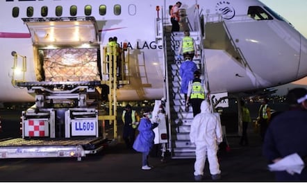 Llega a México vuelo con insumos médicos de China y 54 connacionales