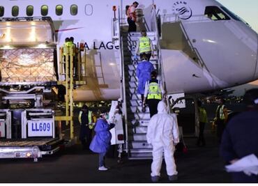 Llega a México vuelo con insumos médicos de China y 54 connacionales