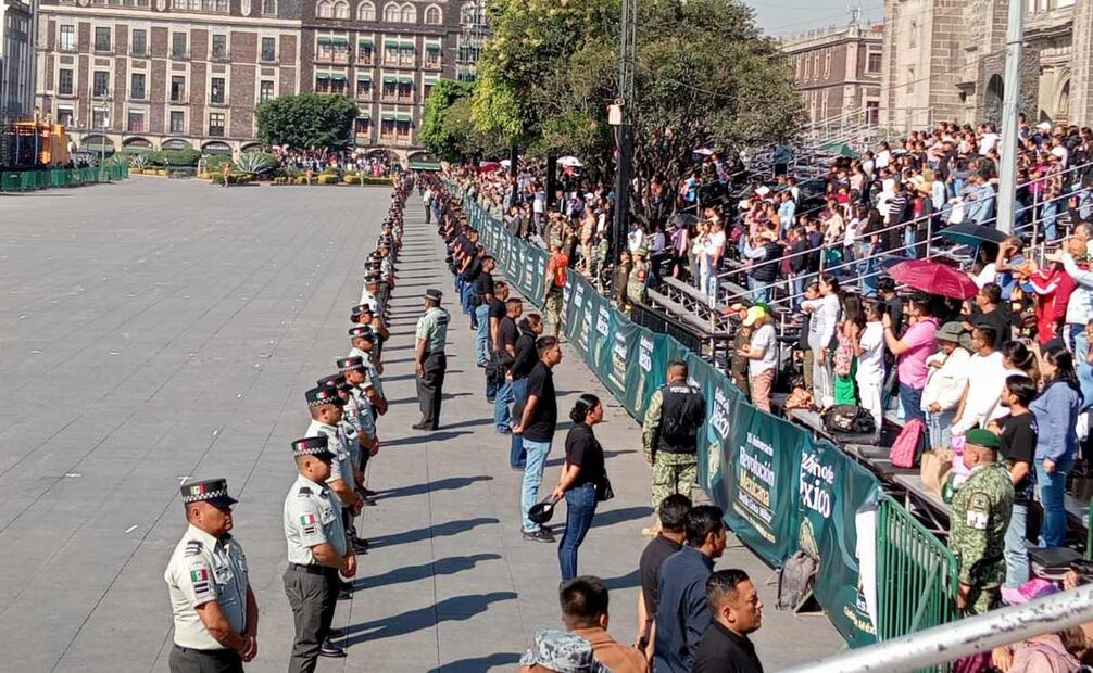 Una doble fila de elementos de la Guardia Nacional (GN) fueron desplegados frente a las gradas de personas que observan el desfile. Foto: Pedro Villa y Caña / EL UNIVERSAL.