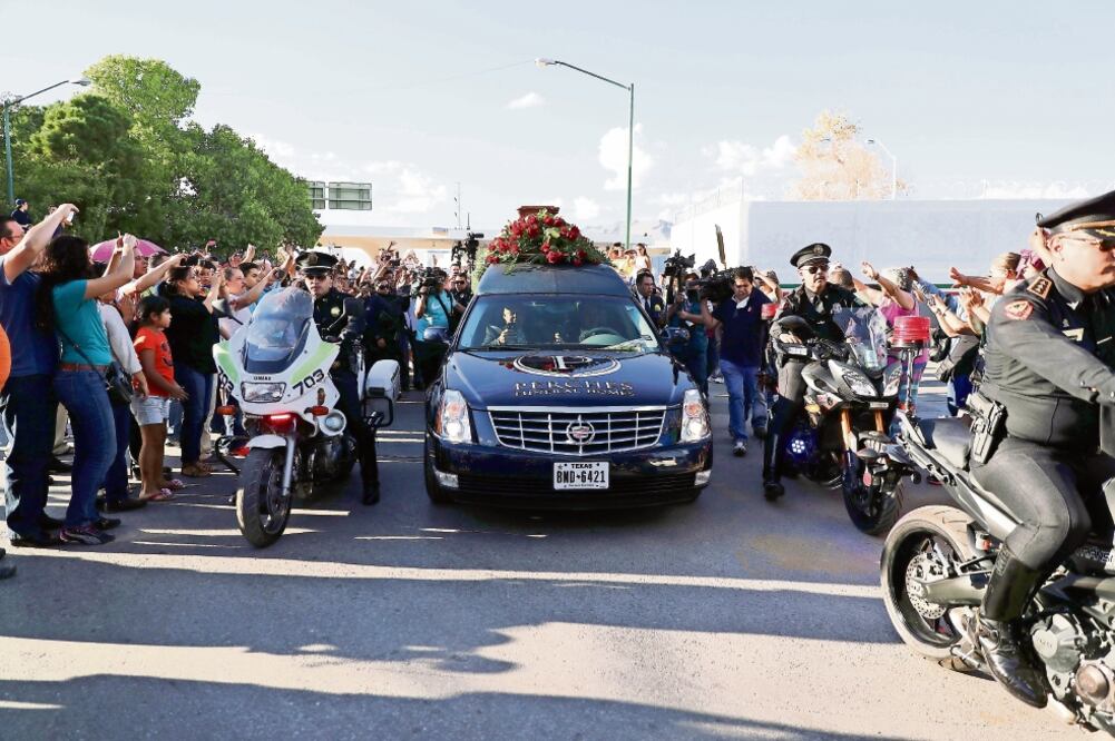 Aunque el automóvil que trasportó sus restos era negro, la alegría que producía al pueblo su cercanía se sentía en el ambiente (ALEJANDRO ACOSTA. EL UNIVERSAL)