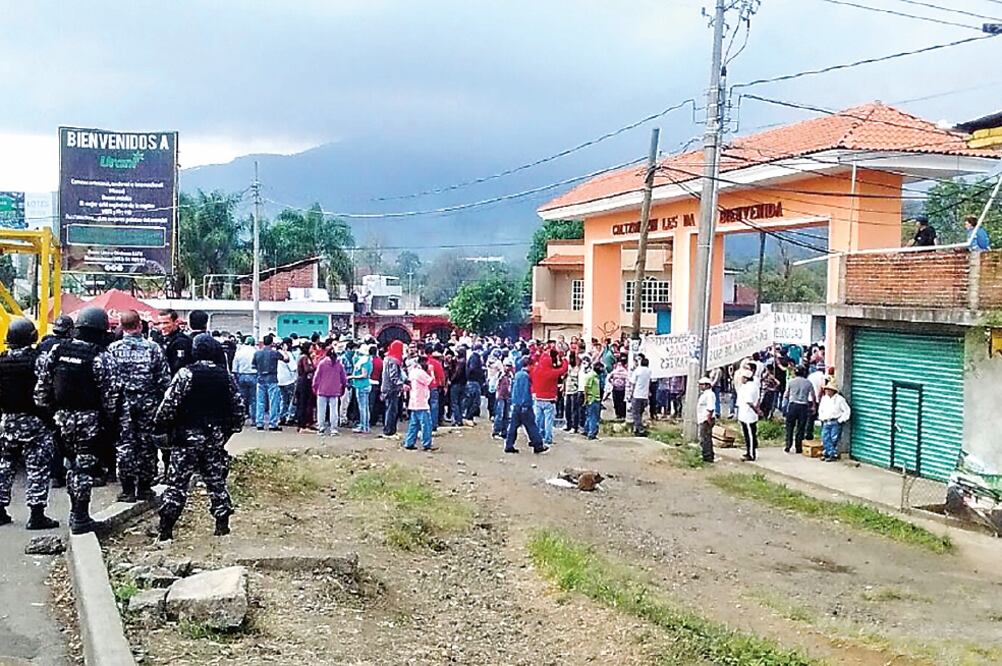 Los inconformes exigen la liberación de 52 normalistas detenidos (CORTESÍA SSP MICHOACÁN)