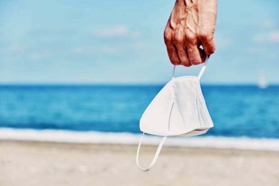 Cubrebocas tirados en las playas y en el mar del Caribe mexicano