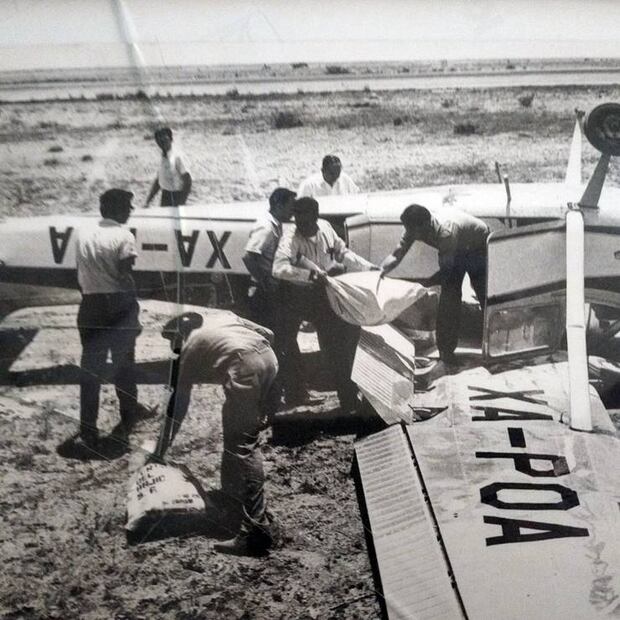 Maniobras de rescate del accidente que tuvo Rodolfo Amparán cuando sobrecargaron la aeronave y las llantas toparon en un cerco. Fuente: Archivo Personal-Air Museum.