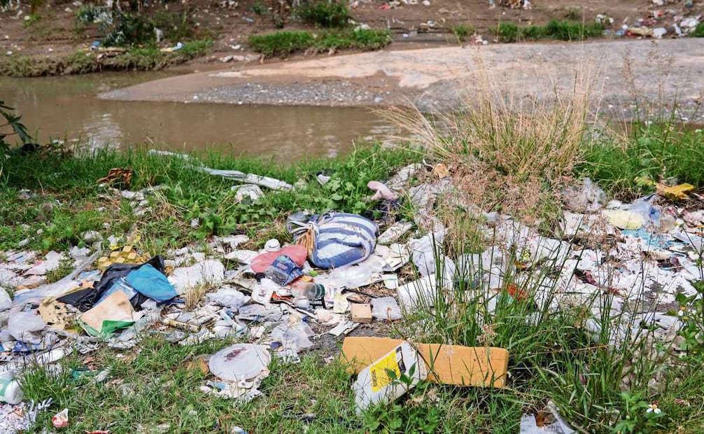 A pesar de las jornadas de limpieza que realizan las autoridades, se observan residuos acumulados dentro y fuera del río. Foto: Karla Guerrero/EL UNIVERSAL