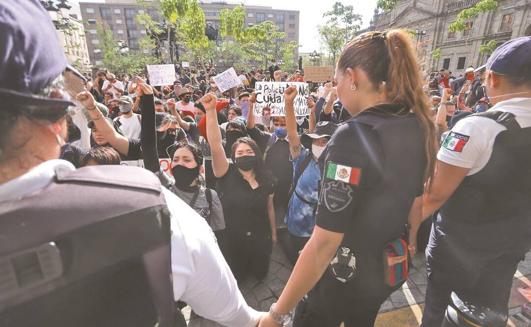 Cientos de manifestantes por el caso Giovanni marcharon a partir de las 15:00 horas desde la glorieta Minerva hasta el primer cuadro de Jalisco. Foto: CARLOS ZEPEDA. EL UNIVERSAL