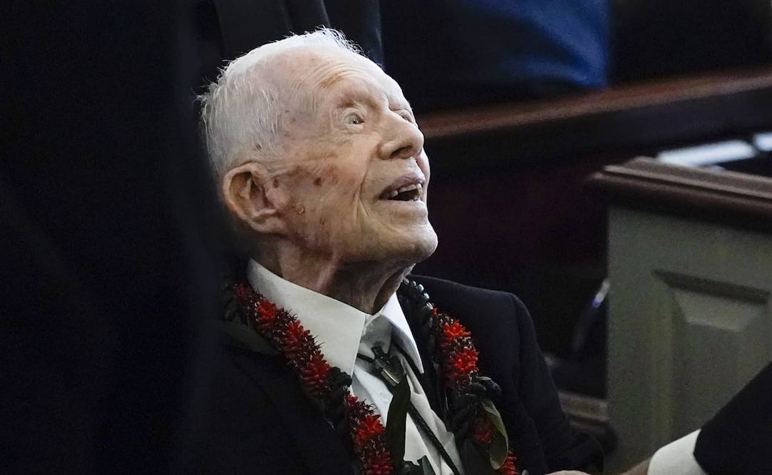 El expresidente Jimmy Carter saluda a los asistentes al salir del funeral de su esposa, la exprimera dama Rosalynn. Foto: AP