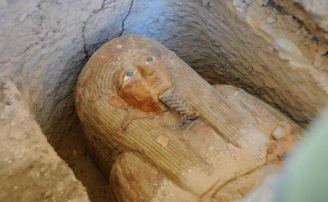 El ataúd de madera está decorado con escritura jeroglífica y representa al sacerdote con una barba trenzada, los brazos cruzados sobre el pecho y en cada mano una flor de papiro. (FOTOS: Ministerio de Antigüedades de Egipto)