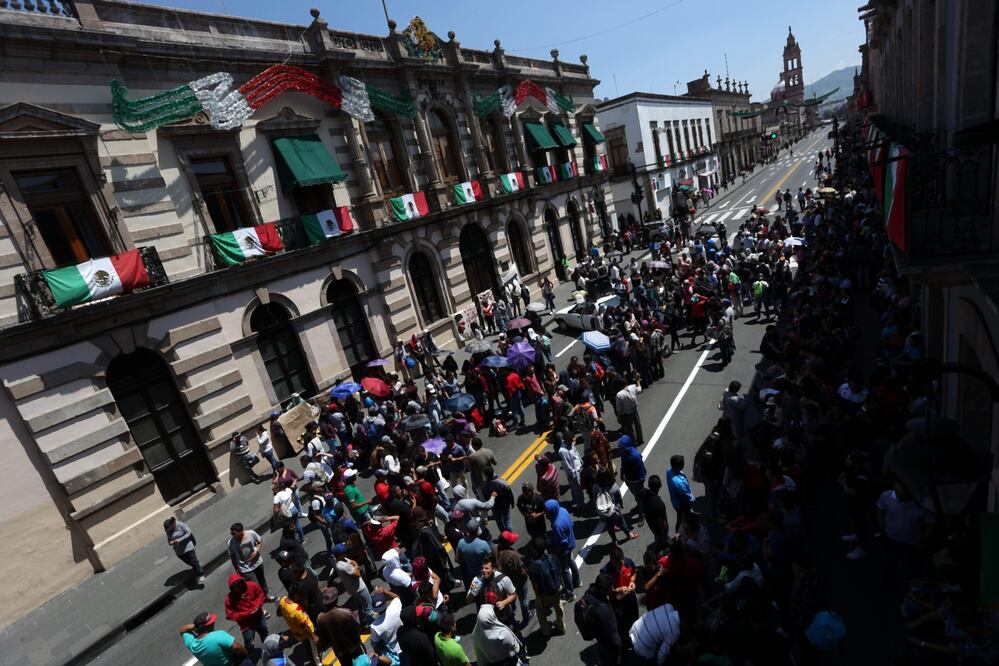Los maestros tomaron las instalaciones del Congreso del Estado y cerraron la principal avenida de la capital michoacana (Foto: Armando Solis / EL UNIVERSAL)