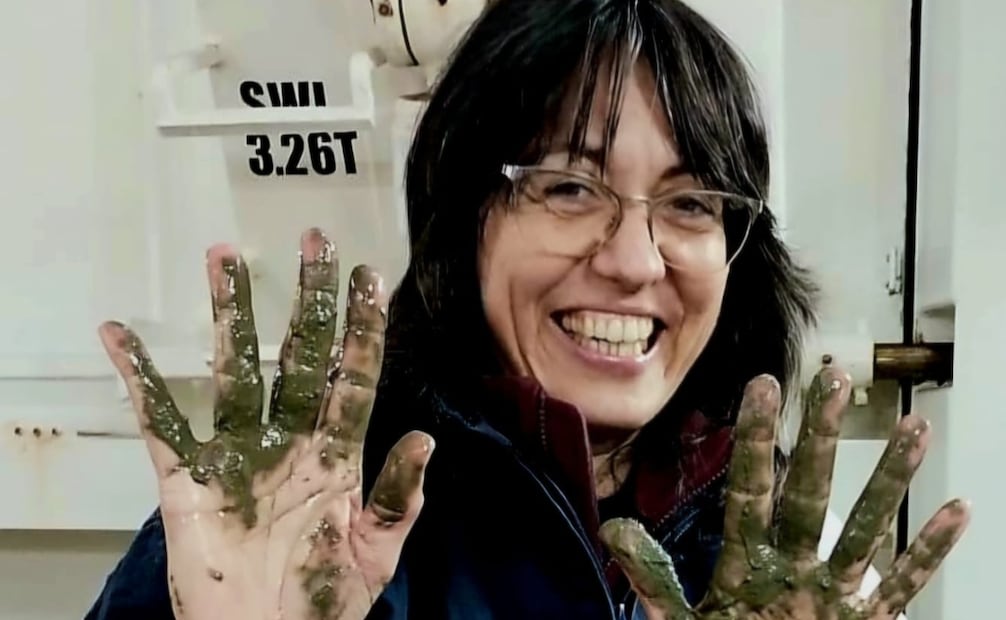 Bozzano a bordo del Falkor (too) procesando los push cores. Foto: cortesía Renata Pertossi.