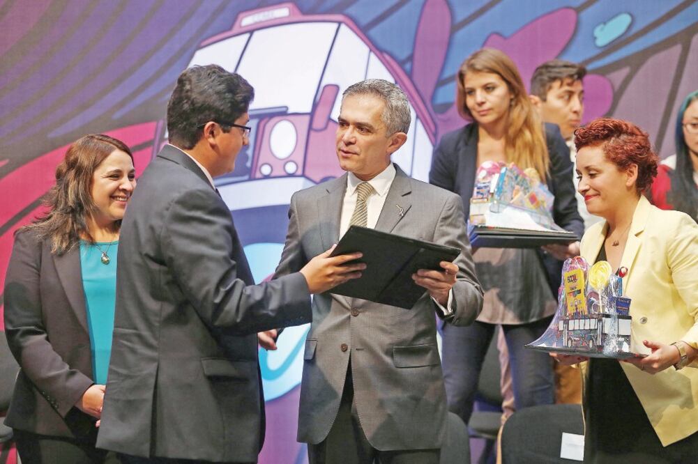 Durante la premiación de los 20 los finalistas del concurso Diseña Tu RTP, Miguel Ángel Mancera, titular del GDF, aseguró que la desindexación del minisalario beneficiará el desarrollo laboral de los jóvenes capitalinos (JUAN CARLOS REYES. EL UNIVERSAL)