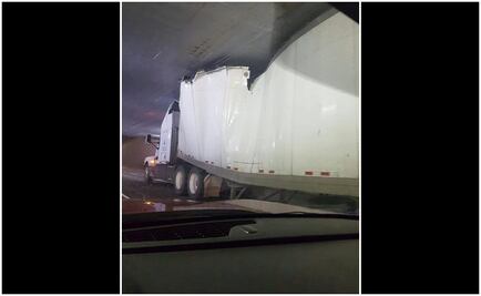 Se atora tráiler en bajo puente de Viaducto