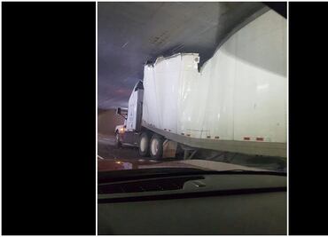 Se atora tráiler en bajo puente de Viaducto