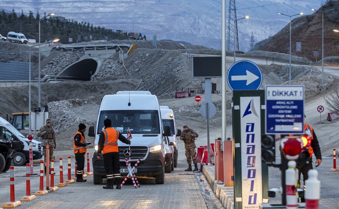 Cientos de rescatistas continuaron el miércoles con los esfuerzos para buscar a varios trabajadores atrapados en una mina de oro en Turquía donde se registró un deslizamiento de tierra. Foto: AP