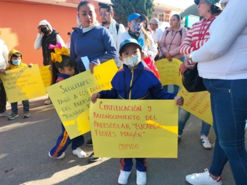 Profesores y alumnos bloquean por tres horas la autopista México-Puebla; exigen pago de salario a docentes