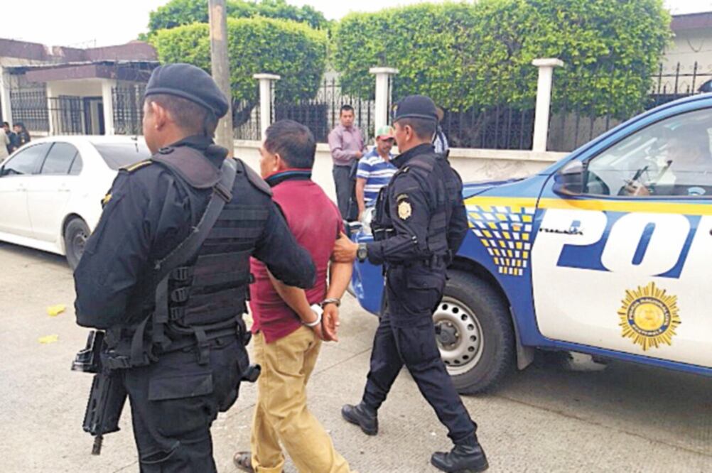 Capturas. Policías de Guatemala trasladan a parte de los detenidos en 14 allanamientos contra un cártel guatemalteco de tráfico humano. Foto: CORTESÍA