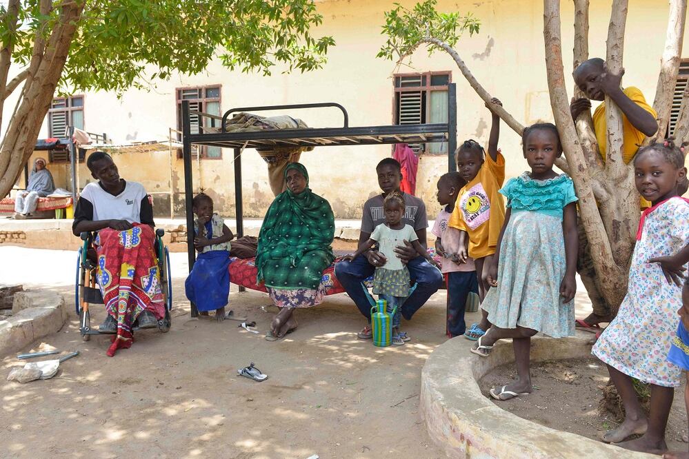 Las personas desplazadas que huyeron de la violencia en un refugio improvisado, en al-Hasaheisa, al sur de Jartum, el 8 de julio de 2023. Foto: AFP