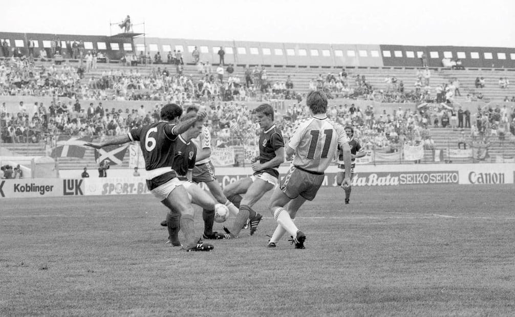 Partido Dinamarca vs. Escocia. Cuando las gradas del Neza 86 se veían muy vacías, se permitió entrar gratis a algunos vecinos. Foto: Jorge Núñez/Archivo EL UNIVERSAL