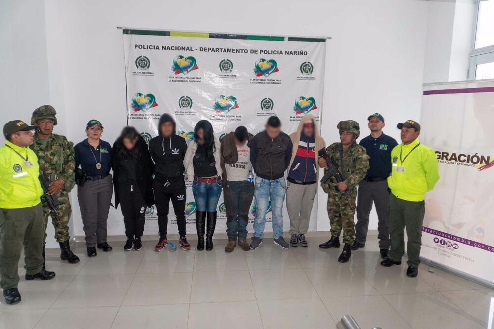 Migración Colombia detuvo a siete personas en este operativo y decomisó numerosos pasaportes, accesorios de cómputo, computadoras y dinero en efectivo (Foto: Migración Colombia)