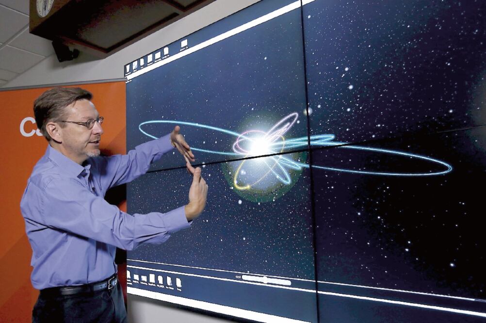 Mike Brown, profesor de astronomía planetaria y uno de los científicos que descubrieron el presunto nuevo planeta, explica su investigación al respecto en el Instituto de Tecnología de California, en Pasadena (MARIO ANZUONI. REUTERS)