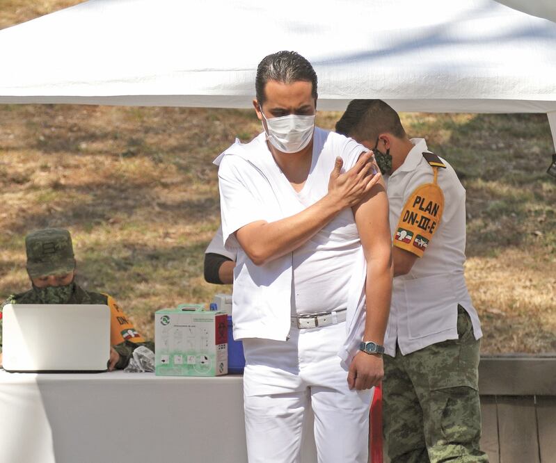 El personal médico que ayer recibió la vacuna contra el Covid-19 deberá aplicarse una segunda dosis en los próximos 21 días para completar su inmunización. FOTOS: CARLOS MEJÍA. EL UNIVERSAL
