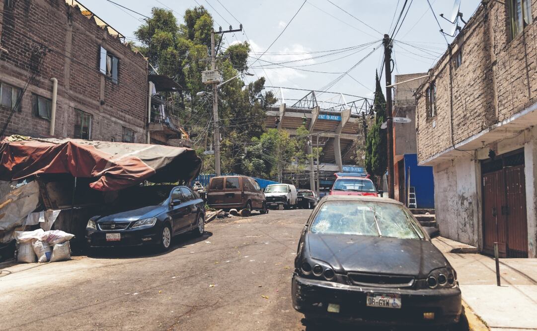 Calles secundarias que dan hacia el Estadio Azteca se encuentran descuidadas y con problemas de baches, dijeron vecinos. Foto: de Hugo Salvador. El Universal