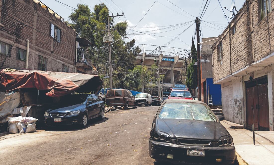 Calles secundarias que dan hacia el Estadio Azteca se encuentran descuidadas y con problemas de baches, dijeron vecinos. Foto: de Hugo Salvador. El Universal
