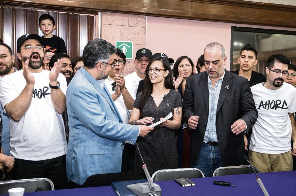 Lucía Riojas, de la iniciativa ciudadana Ahora (organización encabezada por Emilio Álvarez Icaza), presentó ayer su solicitud para contender en 2018 (GERMÁN ESPINOSA. EL UNIVERSAL)